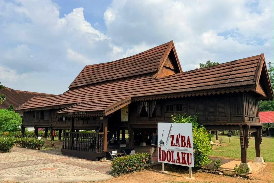 Teratak Za’aba adalah rumah kelahiran Pendita Za’ba, tokoh intelektual Melayu terkemuka yang dijadikan muzium memaparkan sejarah dan sumbangan beliau dalam bidang bahasa dan pendidikan.