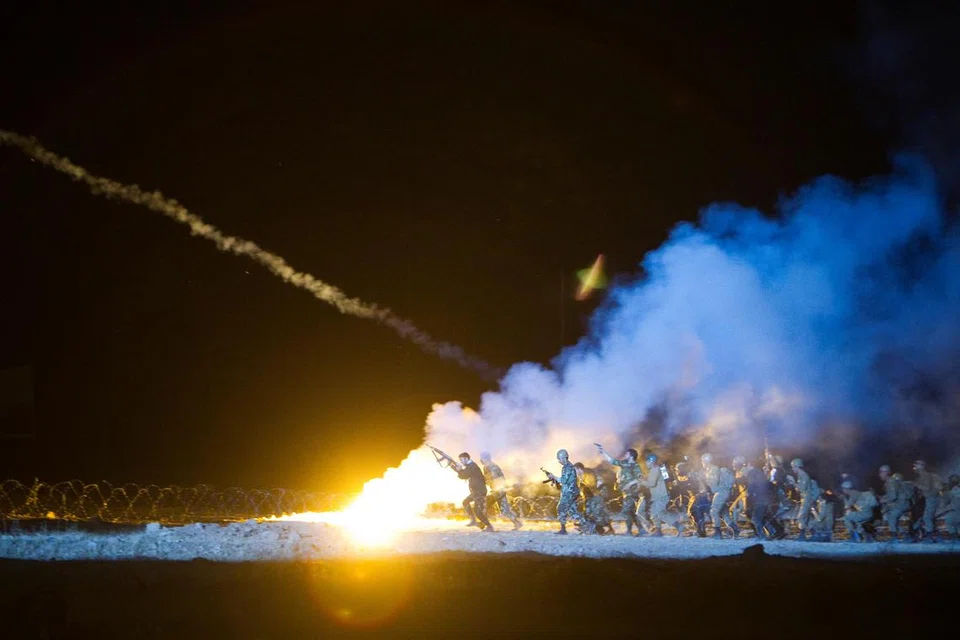 Anggota militia Basij Iran dan Pengawal Revolusi di pangkalan tentera Pengawal Revolusi di tenggara Teheran dalam gambar yang dirakam pada 2010.