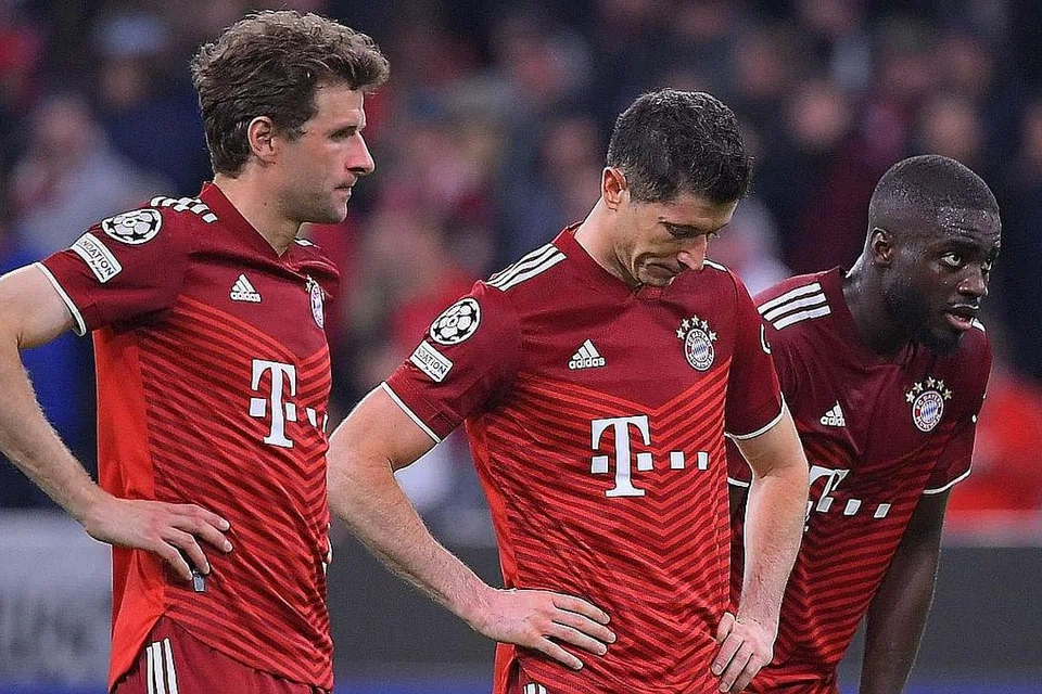 HAMPA TERSINGKIR: Para pemain Bayern termasuk bintang penyerang, Robert Lewandowski (tengah), jelas kekecewaan di akhir wisel perlawanan. - Foto AFP