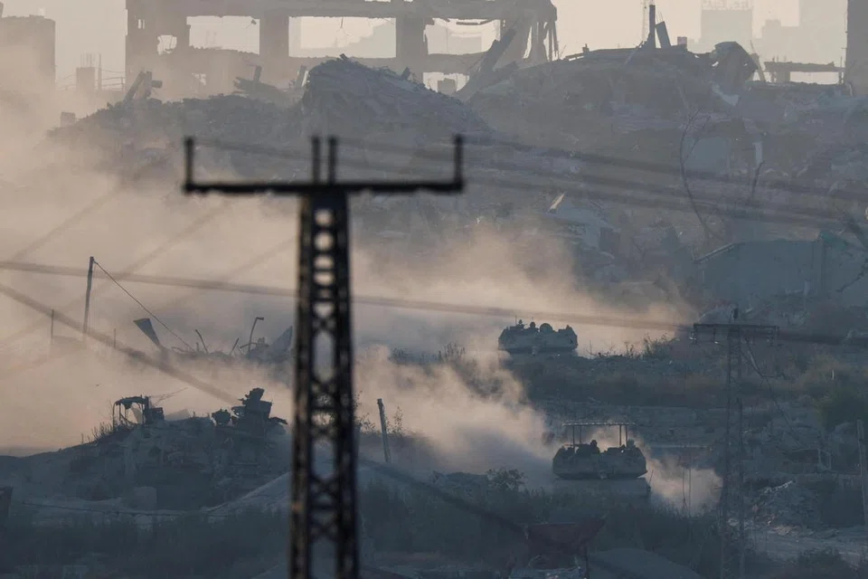 Kereta-kereta kebal Israel dilihat menjalankan operasi di dalam wilayah Gaza berhampiran sempadan Israel, pada 3 Julai, di tengah-tengah konflik Israel-Hamas, yang belum lagi reda.