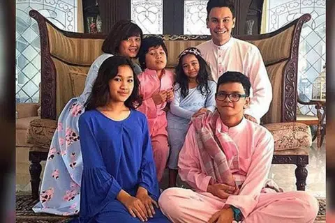 TIDAK LUPA SENI: Edry (duduk, kanan) bersama keluarganya termasuk isteri, Milia Mohammed (duduk, paling kiri), dan anak-anak mereka. Di sebelah Milia, anaknya Emery, yang mengalami autisme. - Foto INSTAGRAM EDRY ABDUL HALIM