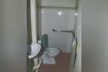 Kanak-kanak itu telah dikurung dalam bilik air dan hanya dapat keluar untuk makan atau bila bilik air perlu digunakan oleh ibu tiri dan bapa mereka.