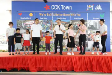 Anggota Parlimen (AP) GRC Chua Chu Kang meluangkan masa bersama penduduk cilik di kawasan itu. (dari kiri) Menteri Negara Kanan (Pengangkutan merangkap Kemampanan dan Sekitaran), Dr Amy Khor, Encik Zhulkarnain Abdul Rahim, Timbalan Perdana Menteri, Encik Gan Kim Yong, Menteri Negara Kanan (Kebudayaan, Masyarakat dan Belia), Cik Low Yen Ling, dan Encik Don Wee. 