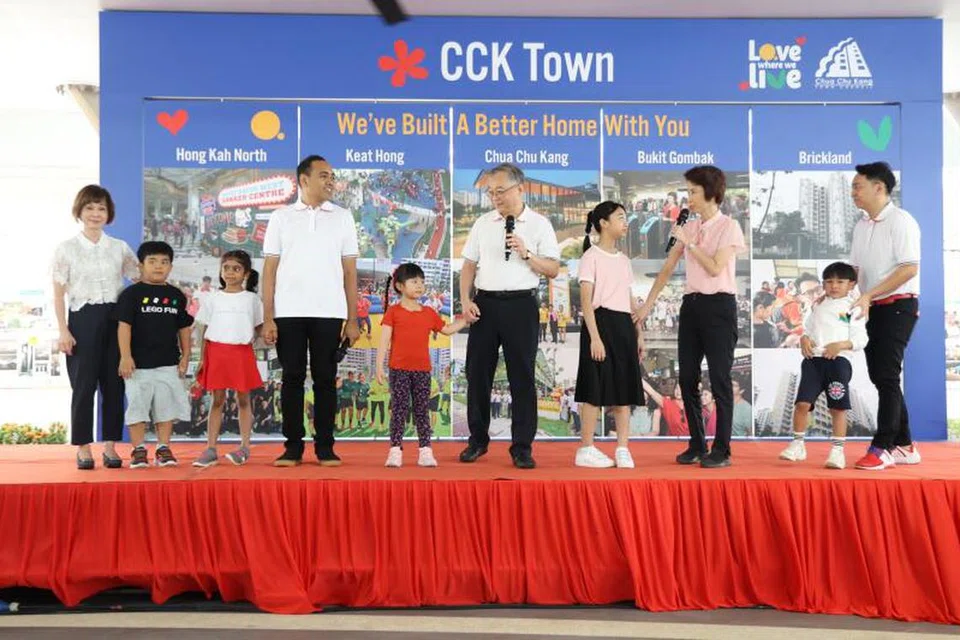 Anggota Parlimen (AP) GRC Chua Chu Kang meluangkan masa bersama penduduk cilik di kawasan itu. (dari kiri) Menteri Negara Kanan (Pengangkutan merangkap Kemampanan dan Sekitaran), Dr Amy Khor, Encik Zhulkarnain Abdul Rahim, Timbalan Perdana Menteri, Encik Gan Kim Yong, Menteri Negara Kanan (Kebudayaan, Masyarakat dan Belia), Cik Low Yen Ling, dan Encik Don Wee. 