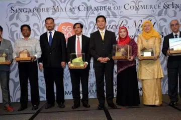 MERAIKAN SEMANGAT KECEKALAN: Pemenang anugerah bergambar dengan Encik Tan (empat dari kanan) dan Encik Zahidi (tiga dari kiri). Mereka ialah (dari kiri) Encik Zaki Abdul Aziz mewakili Hj Hashim Enterprise; Encik Haja Maideen mewakili Jamal Kazura Aromatics; Encik Mustaq dari Mustafa Centre; Cik Mahiran Abdul Rahman dari Restoran Hajah Maimunah, Cik Samsiah Suliman dari Jumain Sataysfaction dan Syed Hasan dari Aljunied Brothers. - Foto M.O. SALLEH