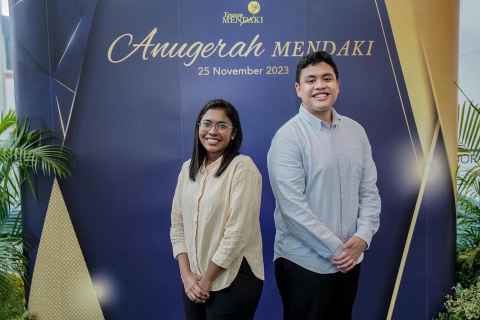 TIGA ANUGERAH SEKALI GUS: Cik Radiyah Behum Mohammad Ali dan Encik Hilal Iman Mohammad menerima Anugerah Gemilang Mendaki, Anugerah Pencapaian Akademik dan Anugerah Mendaki pada Sabtu.