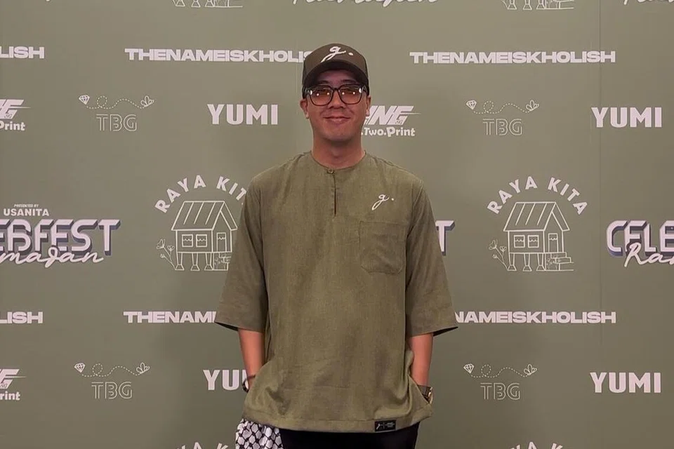 Pemilik perniagaan baju lelaki, Ghettomen Clothing, Encik Hafiz Zainal, menerima permintaan daripada pelanggan untuk membeli baki baju kurta dewasa untuk diderma. 