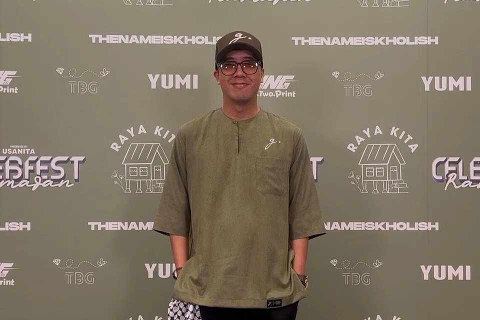 Pemilik perniagaan baju lelaki, Ghettomen Clothing, Encik Hafiz Zainal, menerima permintaan daripada pelanggan untuk membeli baki baju kurta dewasa untuk diderma. 