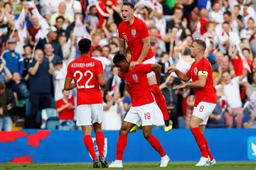 WIRA DIRAIKAN: Penjaring gol cantik England, Marcus Rashford (tengah, jersi 19) meraikan golnya dengan rakan sepasukan semasa kemenangan 2-0 ke atas Costa Rica dalam persiapan terakhir England sebelum membuka kempen Piala Dunianya. - Foto REUTERS