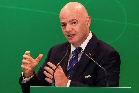 KEJOHANAN DIPERLUAS: Presiden Fifa, Gianni Infantino, sebelum ini dipetik sebagai mengesahkan format Piala Dunia akan diperluas. - Foto REUTERS