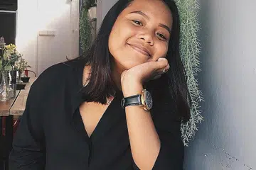 MENABUNG JADI TABIAT BARU: Cik Syamira berkata berbekalkan ilmu mengurus wang yang ditimba, beliau kini berjaya menyimpan 50 peratus daripada wang sakunya untuk digunakan semasa 'hari hujan'. - Foto ihsan SYAMIRA MOHAMAD SIDI