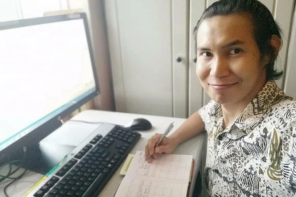 RUTIN TIDAK BANYAK BERUBAH: Menurut Encik Ahmad Samion Ismail rutin barian beliau bermula seawal 7.30 pagi dan berakhir pada 5.30 petang, kecuali pada hari Jumaat di mana beliau tamat kerja pada 4.30 petang. - Foto ihsan AHMAD SAMION ISMAIL