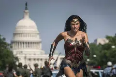 SANJUNG WIRAWATI ASAL: Dalam filem 'Wonder Woman 1984', Gal Gadot menggunakan sut kerja persis yang digayakan pelakon pertama watak Wonder Woman, Lynda Carter, sebagai memperingati bintang legenda itu. - Foto WARNER BROS 
