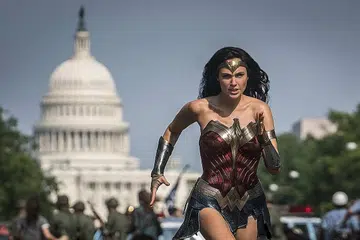 SANJUNG WIRAWATI ASAL: Dalam filem 'Wonder Woman 1984', Gal Gadot menggunakan sut kerja persis yang digayakan pelakon pertama watak Wonder Woman, Lynda Carter, sebagai memperingati bintang legenda itu. - Foto WARNER BROS 