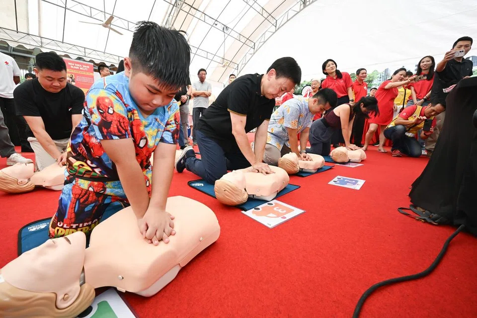 Anggota Parlimen Bishan-Toa Payoh GRC (dua dari kiri) Encik Chee Hong Tat ; Encik Cai Yinzhou dan Cik Elysa Chen mencuba kemahiran resusitasi kardiopulmonari (CPR) semasa acara Hari Ketahanan Komuniti di Plaza@128 pada 19 Oktober 2025. Encik Chee menggalakkan agar lebih ramai lagi asah kemahiran menyelamatkan nyawa agar dapat membina masyarakat yang lebih berdaya tahan.
