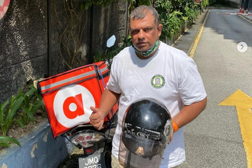 SEDIA KHIDMAT BARU: Encik Tony Fernandes menyatakan belum terlambat untuk menyediakan khidmat penghantaran makanan di Singapura. - Foto FACEBOOK TONY FERNANDES