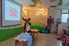 Cik Zakiyah Rosli (kiri), telah melihat perubahan positif dalam sikap anak tunggalnya Muhammad Zuhair Nur Muhammad (dua dari kiri) sejak beliau terlibat sebagai sukarelawan dalam acara-acara sekolah anaknya. Semangat seperti ini yang ingin diiktiraf melalui inisiatif baru, ‘Ibu Bapa kita yang Hebat’, anjuran Preschool Market (PSM) dengan sokongan Agensi Pembangunan Awal Kanak-Kanak (Ecda) dan Pergerakan Baik Budi Singapura. 