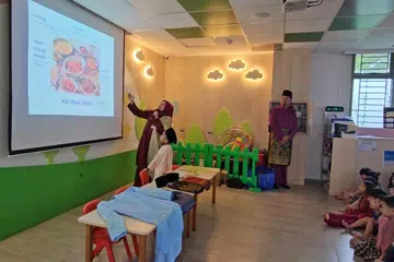 Cik Zakiyah Rosli (kiri), telah melihat perubahan positif dalam sikap anak tunggalnya Muhammad Zuhair Nur Muhammad (dua dari kiri) sejak beliau terlibat sebagai sukarelawan dalam acara-acara sekolah anaknya. Semangat seperti ini yang ingin diiktiraf melalui inisiatif baru, ‘Ibu Bapa kita yang Hebat’, anjuran Preschool Market (PSM) dengan sokongan Agensi Pembangunan Awal Kanak-Kanak (Ecda) dan Pergerakan Baik Budi Singapura. 