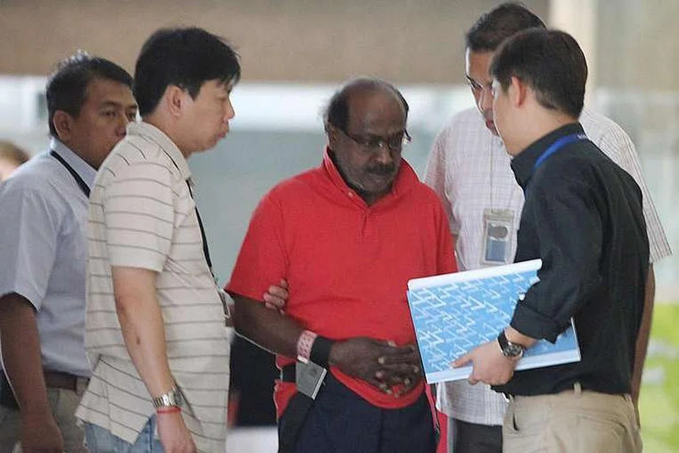 Govindasamy Nallaiah (tengah) dibawa balik ke tempat kejadian di Bangunan Afro Asia pada 17 Ogos 2011. 