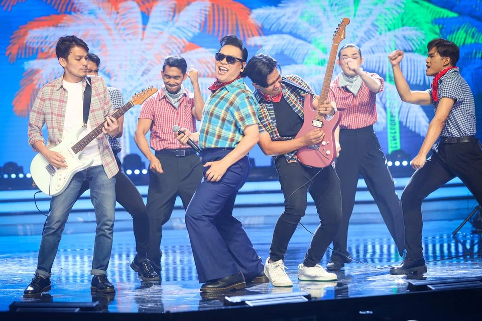 Ronnie Hussein (tiga dari kiri) lincah menguasai pentas minggu keempat ‘Gegar Vaganza 11’ (GV11) dengan lagu ‘Keindahan Pantai’, sekali gus merebut takhta daripada Liza Aziz yang sudah tiga minggu berturut-turut berada di tangga pertama peraduan.