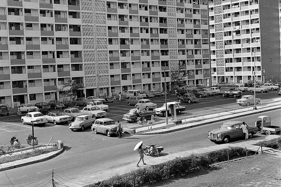 SINGKAP KENANGAN - 1967: Tempat letak kereta masa lalu. - Foto fail