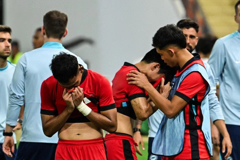 Pemain bawah 22 tahun Singapura tidak dapat menahan kekecewaan selepas tewas 1-3 di tangan Timor-Leste di perlawanan pembukaan Sukan SEA 2025 di Stadium Rajamangala, Thailand pada 6 Disember. 