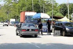 Pihak berkuasa Malaysia giat memburu 130 tahanan pendatang asing tanpa izin (Pati) yang lari dari Depoh Imigresen Sementara Bidor di Tapah, Perak, pada 1 Februari malam.