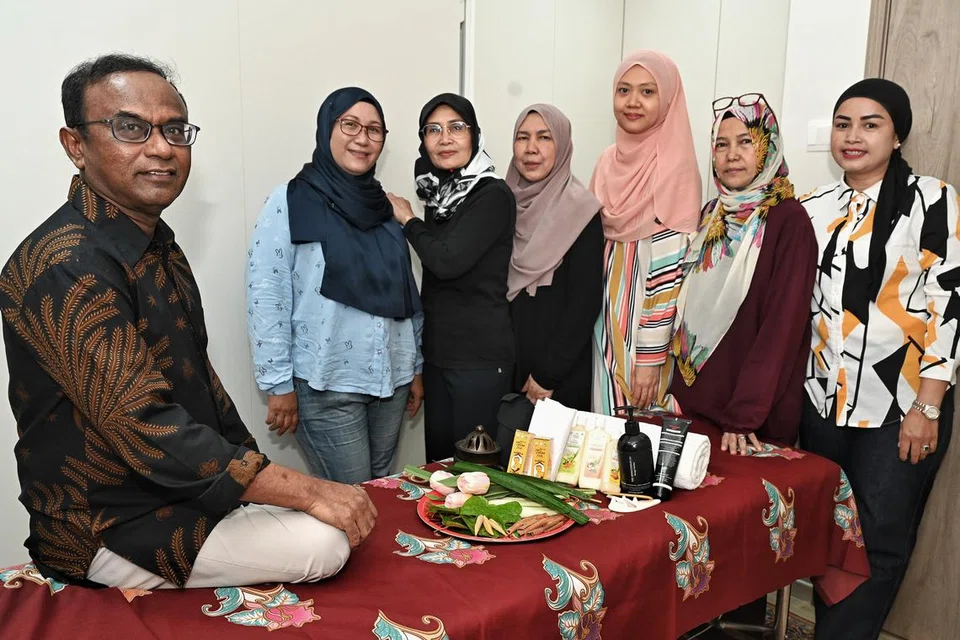 HARGAI IBU BERSALIN: Encik Mohd Dzulqhifly Mohd (kiri), memulakan perniagaan urutan untuk wanita semasa mengandung dan selepas bersalin, ‘Women’s Wellness Werkz’ pada November 2021. Ia dikendalikan bersama isteri, Cik Suriati Othman (empat dari kanan) dan pelabur lain, Cik Rozita Hashim (lima dari kanan) dan Cik Sarimah Roesdi (dua dari kanan). Turut bergambar ialah kakitangan mereka.