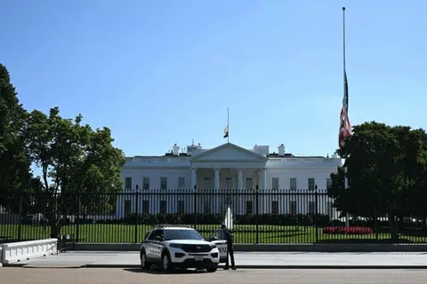 Presiden Amerika Syarikat, Encik Donald Trump dan Perdana Menteri Qatar, Encik Sheikh Mohammed bin Abdulrahman al-Thani ditemani oleh utusan khas Amerika, EncikSteve Witkoff.