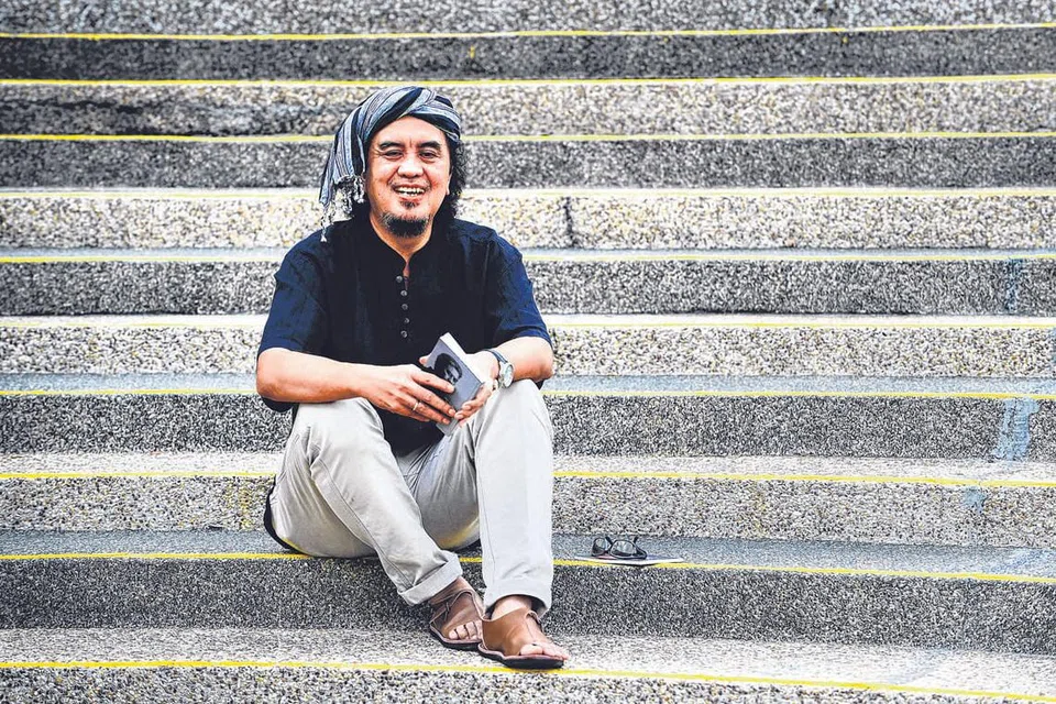 AJAK BERFIKIR: Sasterawan prolifik SIngapura Isa Kamari menyarankan penulis setempat supaya meningkatkan karya menggunakan kaedah ilmiah manakala pembaca perlu lebih bersikap terbuka, galak berfikir dan kritis terhadap karya. -Foto BM oleh ALPHONSUS CHERIN