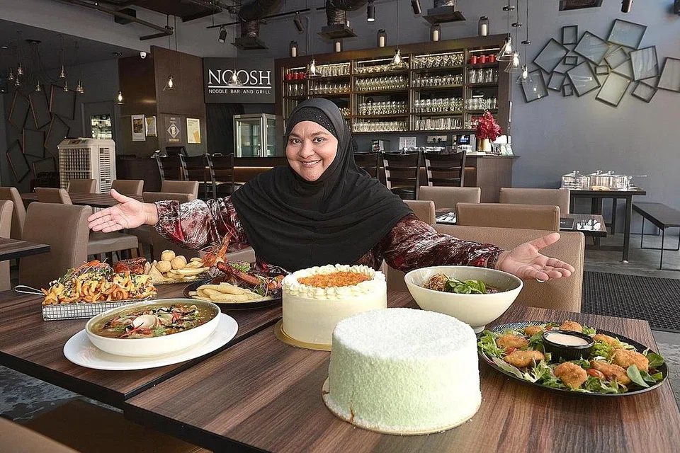 MENARIK HATI: Cik Ummi mengekalkan restoran Noosh Noodle Bar & Grill di Esplanade Mall yang menyediakan hidangan Barat dan fusion serta mendapat sambutan baik daripada pelanggan setempat dan pelancong. - Foto BH oleh SHINTARO TAY