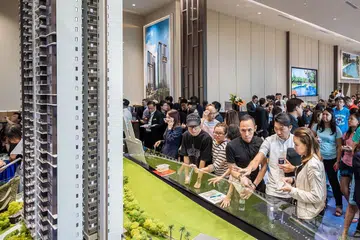 BUAT PERTIMBANGAN: Orang ramai mengunjungi ruang pameran bagi projek kondominium Whistler Grand yang merupakan antara projek kondominium yang laris bulan lalu. - Foto LIANHE ZAOBAO
