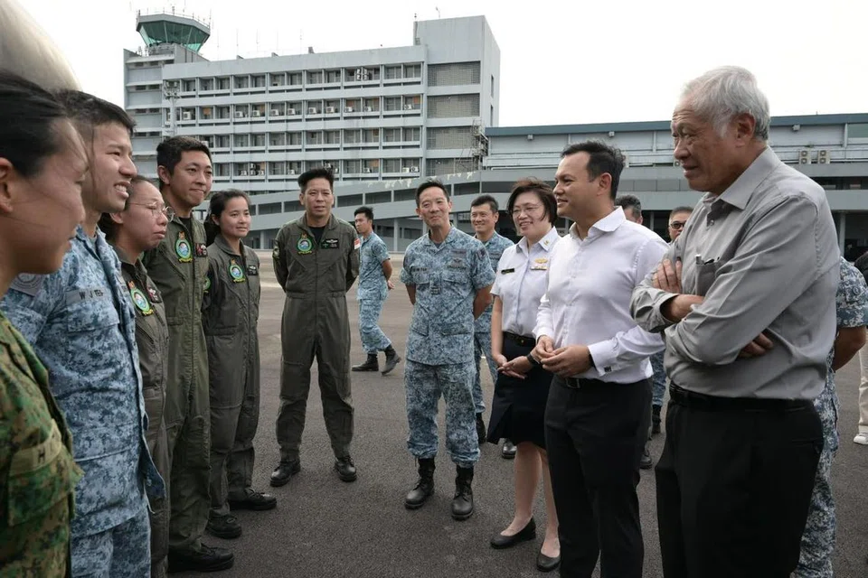 Menteri Negara Kanan (Tenaga Manusia merangkap Pertahanan), Encik Zaqy Mohamad (dua dari kanan), bersama Menteri Pertahanan, Dr Ng Eng Hen (paling kanan), merakam penghargaannya buat anggota SAF yang telah dikerah bagi misi membawa bantuan kemanusiaan untuk penduduk Gaza menerusi laman Facebook beliau pada 15 Mac.