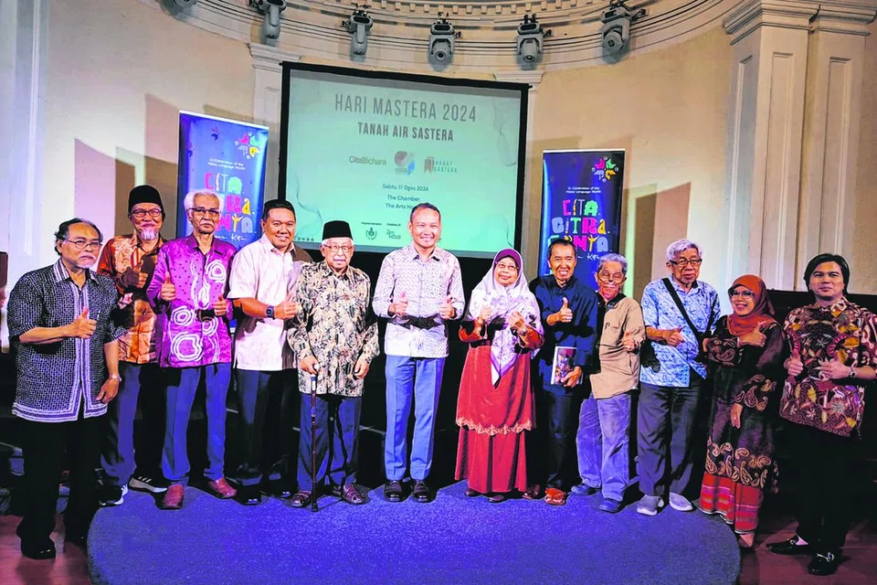 MENGGALAK SASTERA MELAYU: Pengerusi Majlis Bahasa Melayu Singapura (MBMS), Encik Mohd Fahmi Aliman (enam dari kiri), dan Pengerusi Jawatankuasa Persuratan MBMS, Dr Azhar Ibrahim (kanan), bergambar bersama ahli MBMS dan sasterawan Singapura di acara Hari Mastera 2024 pada 17 Ogos. 