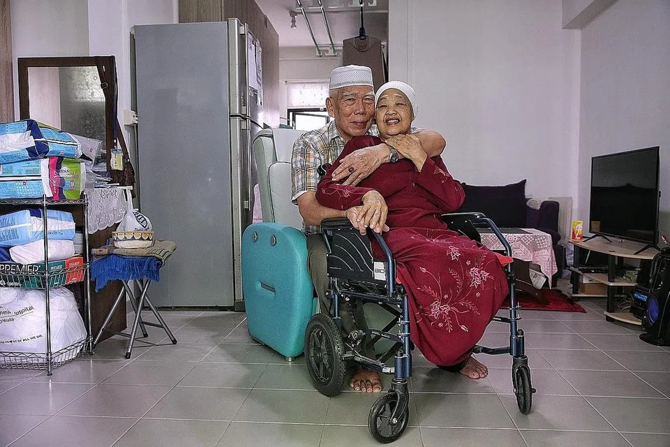 SETIA SENTIASA: Encik Ismail Abdul Majid yang merupakan satu-satunya pengasuh bagi isterinya, Cik Sumiah Kemat, yang dilahirkan dengan lubang dijantungnya dan kedua-duanya dipotong akibat gangren, selama hampir 50 tahun. - Foto BH oleh KEVIN LIM