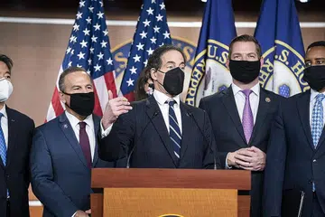 PASUKAN PENDAKWA: Encik Jamie Raskin (tengah), bersama pasukan Pengurus Pendakwaan Dewan, bercakap kepada media setelah tamatnya perbicaraan pendakwaan kedua ke atas bekas Presiden Donald J. Trump di Washington, DC. - Foto EPA-EFE