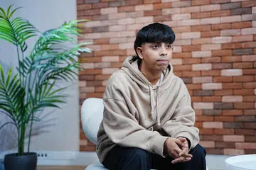 Encik Ricqo Rafiezuwan adalah antara 853 orang tanpa kerakyatan yang tinggal di sini pada 31 Disember 2023. Sebagai seorang dewasa tanpa kerakyatan di Singapura yang bukan penduduk tetap (PR), beliau tidak berhak mendapat pendidikan, penjagaan kesihatan dan perumahan bersubsidi.