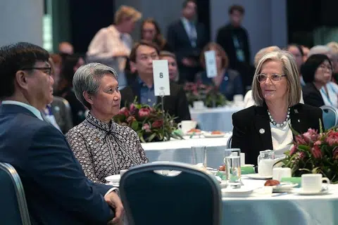 KUNJUNGAN MUHIBAH: Cik Ho Ching (tengah) bersama Cik Turnbull (kanan) saling berkongsi pandangan dalam jamuan di Sofitel Sydney Darling Harbour semalam. - Foto BH oleh NG SOR LUAN