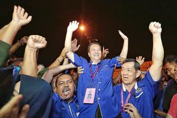 RAI KEMENANGAN: Barisan Nasional (BN) meraikan kemenangan Anggota Parlimen Tanjung Piai yang dilantik semula, Dr Wee Jeck Seng (tengah) dalam pilihan raya kecil yang diadakan hujung minggu lalu. - Foto SHIN MIN DAILY NEWS