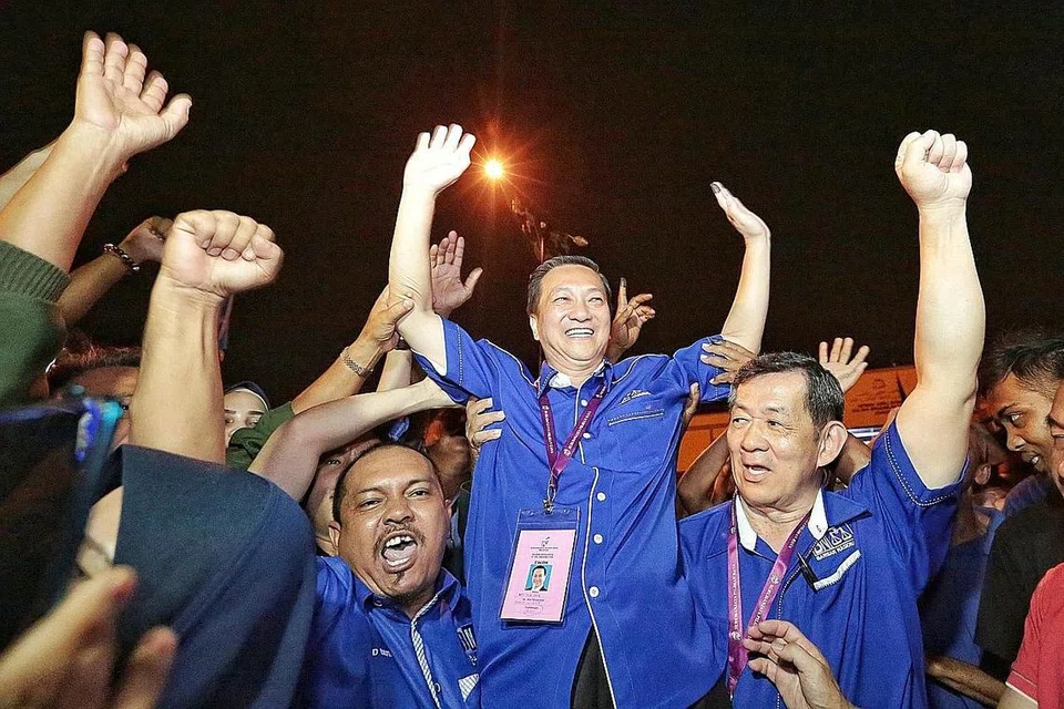 RAI KEMENANGAN: Barisan Nasional (BN) meraikan kemenangan Anggota Parlimen Tanjung Piai yang dilantik semula, Dr Wee Jeck Seng (tengah) dalam pilihan raya kecil yang diadakan hujung minggu lalu. - Foto SHIN MIN DAILY NEWS