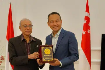 Mayor Majlis Pembangunan Masyarakat (CDC) South East, Encik Mohd Fahmi Aliman (kanan) bertemu dengan Wali Nanggroe atau wakil negeri Aceh Encik Malik Mahmud al-Haytar (kiri) semasa lawatannya ke Banda Aceh, Aceh, Indonesia, dari 22 hingga 24 Disember.