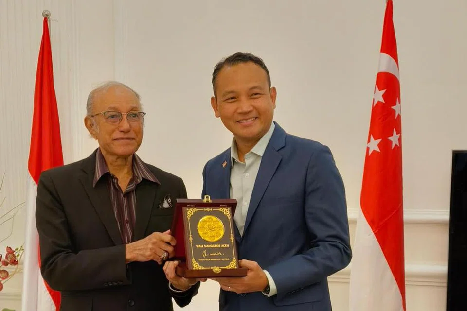 Mayor Majlis Pembangunan Masyarakat (CDC) South East, Encik Mohd Fahmi Aliman (kanan) bertemu dengan Wali Nanggroe atau wakil negeri Aceh Encik Malik Mahmud al-Haytar (kiri) semasa lawatannya ke Banda Aceh, Aceh, Indonesia, dari 22 hingga 24 Disember.
