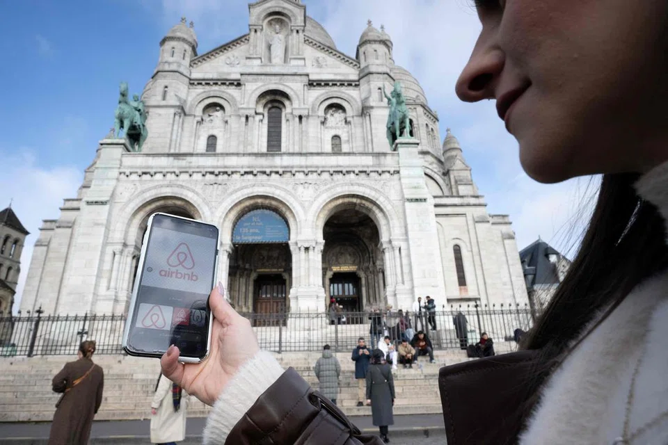 Seorang wanita menggunakan aplikasi inap Airbnb di Paris. Syarikat itu menjangkakan pendapatan AS$2.03 bilion ($2.74 bilion) hingga AS$2.07 bilion di sebalik perjalanan antarabangsa yang kukuh.