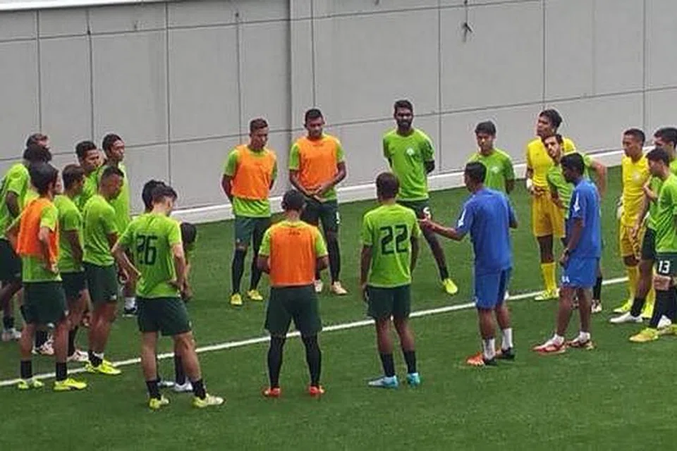 BERAZAM: Barisan pemain Geylang mendengar kata-kata jurulatih pasukan, Hasrin Jailani, sebelum sesi latihan mereka baru-baru ini. - Foto FACEBOOK GEYLANG INTERNATIONAL