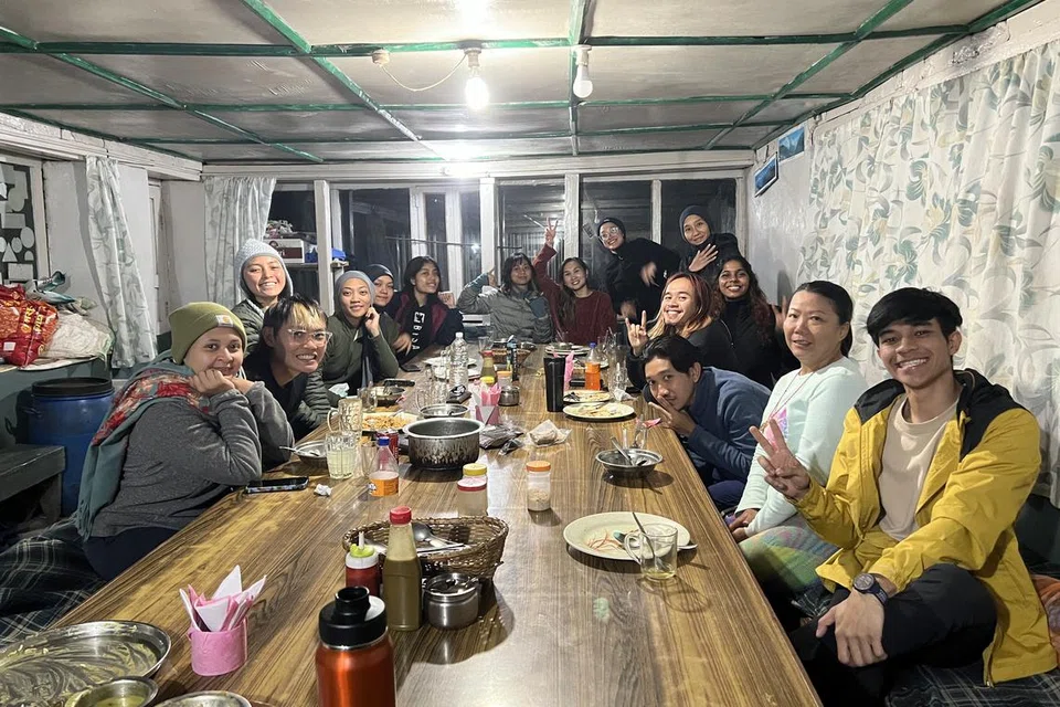 MAKAN BERSAMA: Setiap malam, penulis dan rakan-rakan pendakiannya makan bersama di pergunungan Annapurna sambil bersembang di satu-satunya tempat untuk menikmati bahang dari dapur dan tidak dingin seperti di dalam bilik mereka. 