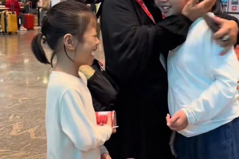 SEDIH NENEK KE UMRAH : Jenny (dalam pelukan Cik Faridah Salem) dan Elly, sedih akan ditinggalkan ‘grandma’.