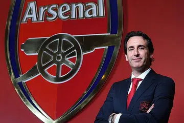 CABARAN BESAR: Pengurus baru Arsenal, Unai Emery (atas), akur beliau memikul cabaran besar untuk mengikut jejak 'legasi' yang ditinggalkan bekas pengurus, Arsene Wenger. - Foto FACEBOOK ARSENAL