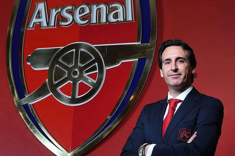 CABARAN BESAR: Pengurus baru Arsenal, Unai Emery (atas), akur beliau memikul cabaran besar untuk mengikut jejak 'legasi' yang ditinggalkan bekas pengurus, Arsene Wenger. - Foto FACEBOOK ARSENAL