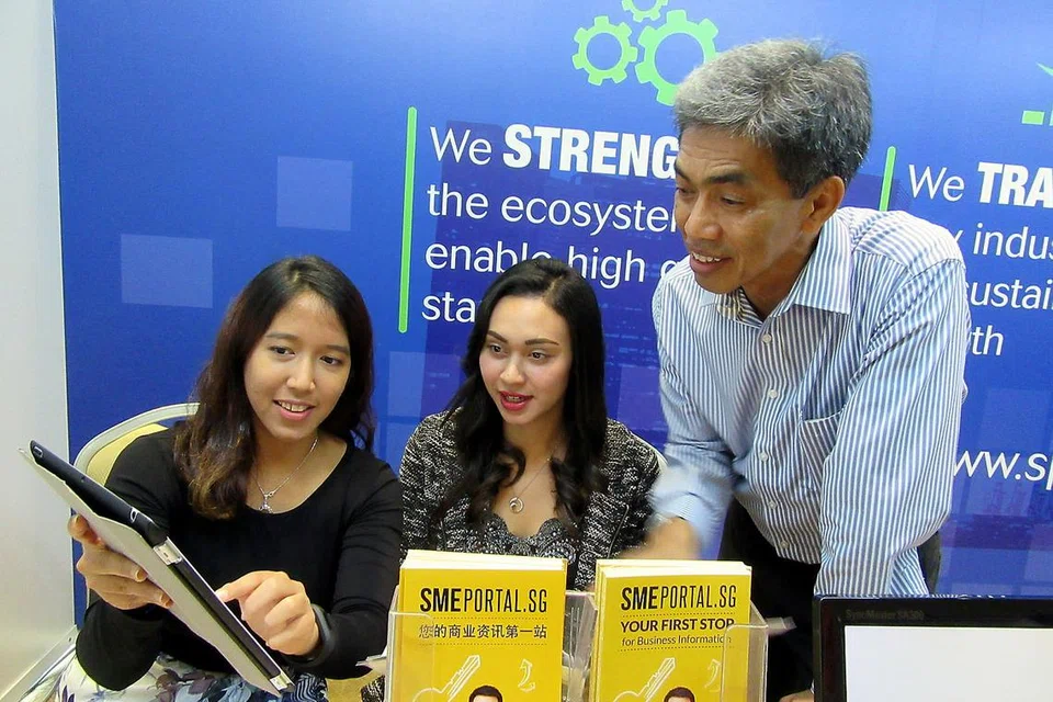 BANTU SME: Encik Zain bersama dua penasihat perniagaan Pusat SME@DPPMS, Cik Nadhirah Nor Azhar (kiri) dan Cik Dahlia Nava. - Foto NORHAIZA HASHIM