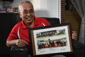 PENCINTA KUDA: Ahmad Wer bertugas sebagai penjaga kuda di Kelab Lumba Kuda Singapura (STC) selama hampir 50 tahun dan telah bersara pada 2020.